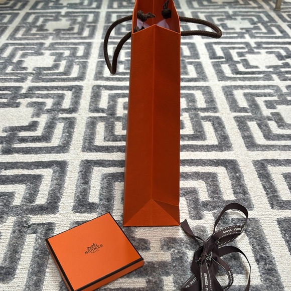 Hermes shopping tote, small gift box, and ribbon bundle - Picture 4 of 5
